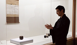 2階展示室 長次郎作黒茶碗 銘 禿の前にて
