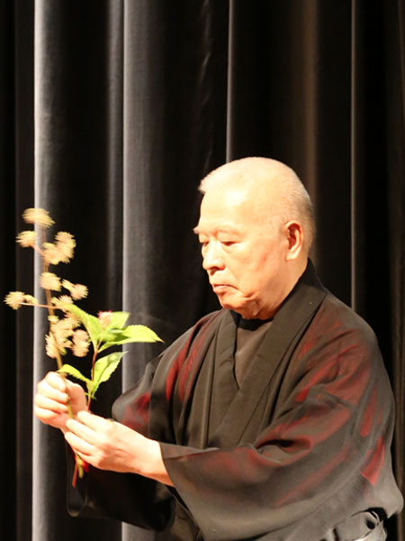 栗﨑 曻 氏　花師･｢飾花の会｣主宰